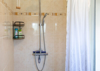 La Grange aux Cyprès: salle de bain avec douche italienne