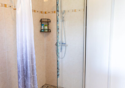 La Grange aux Cyprès: salle de bain avec douche italienne