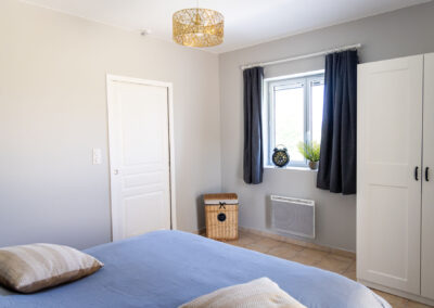La Grange aux Cyprès: chambre avec lit King Size